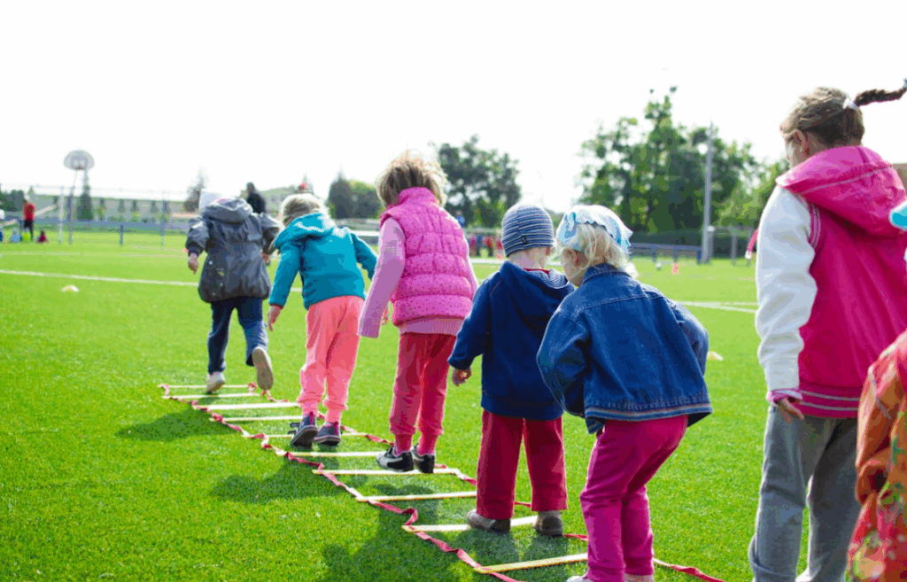 accueil enfants qui sautent sur une echelle de ryhtme
