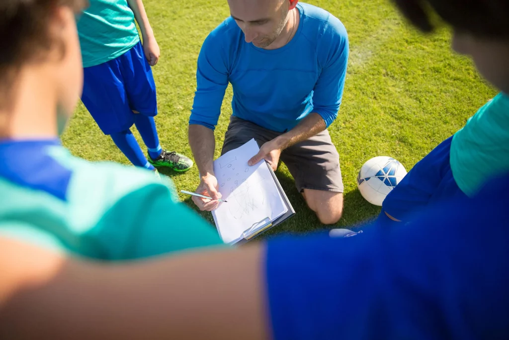 accueil un coach de sport donne des informations à des enfants sur une tablette
