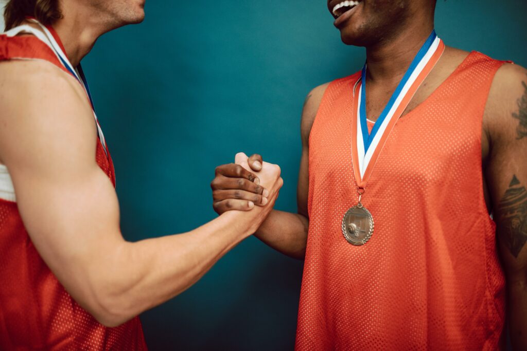 un homme en félicite un autre qui a une médaille autour du cou